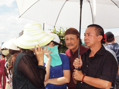 Hơn 300 nghệ sĩ tiễn đưa Phương khói lửa