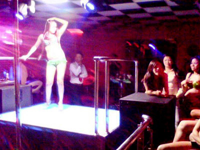 Thuê vũ nữ mặc thiếu vải múa cột