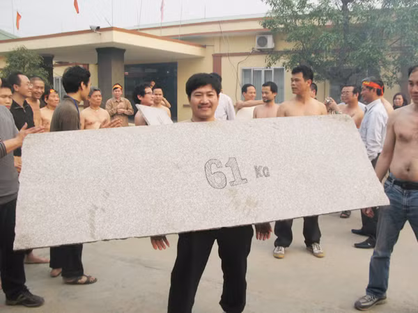 Than hồng không nóng, đá đeo không nặng