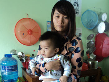 Đón con ở nhà trẻ về thấy gãy cả 2 chân