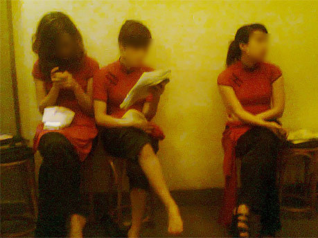 Cạm bẫy ở quán 'bar ôm'