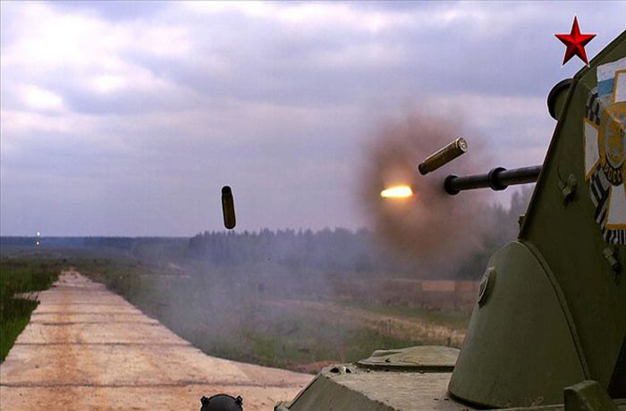 Cận cảnh xe bọc thép chở quân nhả đạn