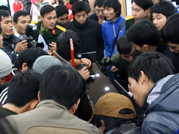 Nhốn nháo tranh mua hàng khuyến mãi