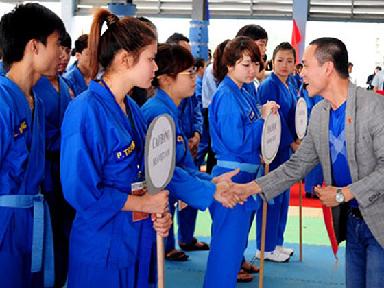 Nữ sinh xinh đẹp bay người tung quyền, cước