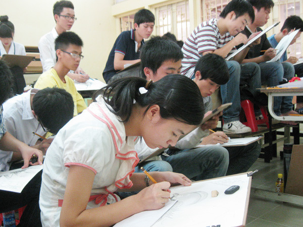 Các trường đang cạnh tranh để tuyển người học. Ảnh : Hồ Thu