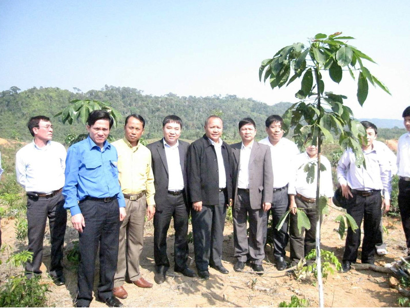 Bí thư T.Ư Đoàn Nguyễn Mạnh Dũng cùng lãnh đạo Tỉnh Đoàn Bolykhamsay tham quan dự án