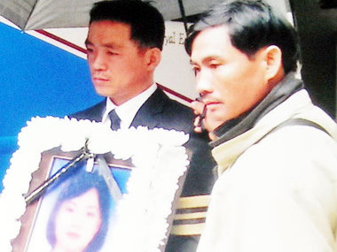 Chồng cô dâu Việt quỳ gối xin gia đình vợ tha thứ