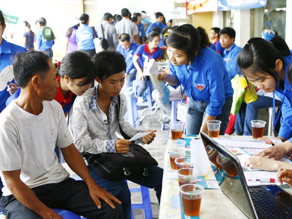 Nhiều sinh viên tình nguyện tham gia tiếp sức mùa thi. Ảnh: Hồng Vĩnh