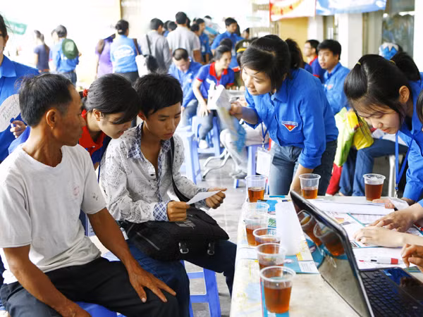 Nhiều sinh viên tình nguyện tham gia tiếp sức mùa thi. Ảnh: Hồng Vĩnh