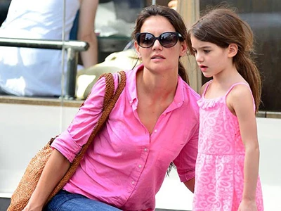 Vợ cũ Tom Cruise mua quà Giáng sinh đắt tiền tặng con