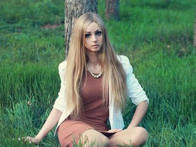 Thiếu nữ 20 tuổi có gương mặt như búp bê