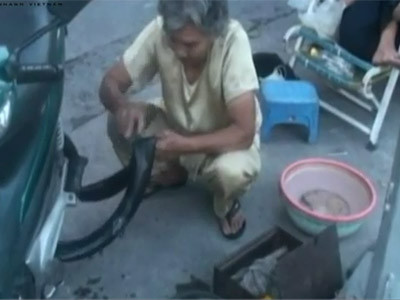 Bà cụ 78 tuổi vá xe đêm ở Sài Gòn