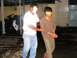 Công an hóa trang phá án - Ảnh: Đức Huy (Thanh Niên)