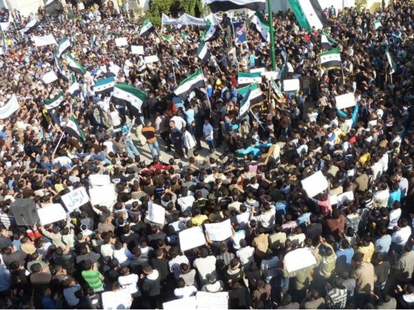 Biểu tình chống chính phủ ở Syria. Ảnh: Reuters