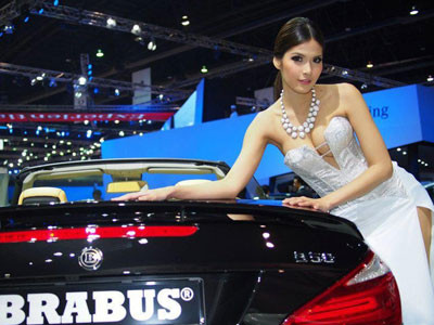 Người mẫu xinh như mộng bên xế độ