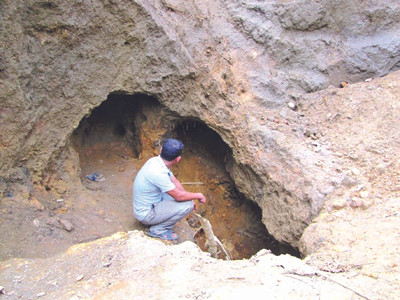 Phá rừng cao su tìm vàng