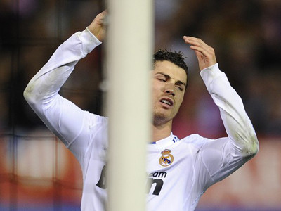 Tháng 4 bóp cổ Kền kền trắng