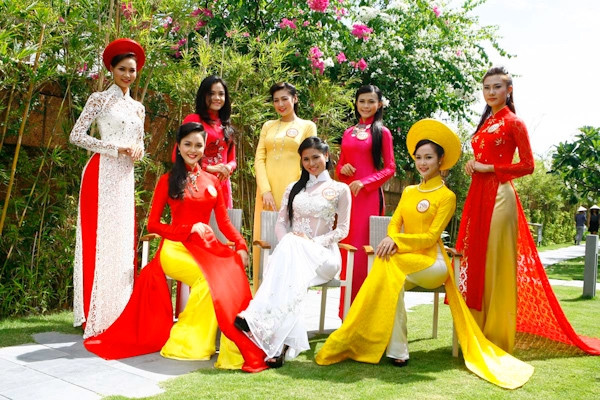 Màn trình diễn áo dài của thí sinh Hoa hậu