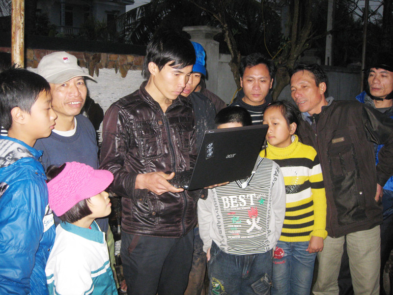 Người dân thôn Chùa Trên ngóng thông tin kết luận của Thủ tướng. Ảnh: P.V