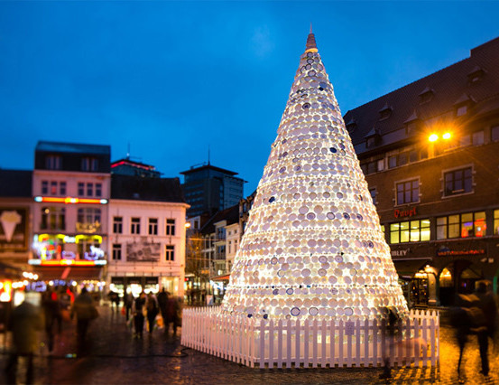 Cây thông được làm từ hơn 5.000 đĩa và tách sứ của những gia đình trong vùng