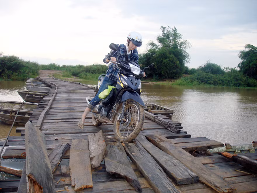 Cây cầu đã hư hỏng