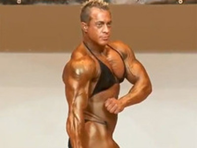 Nữ vô địch thể hình giống hệt nam