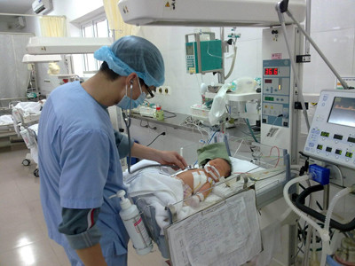 Cứu sống trẻ có nhiều nội tạng chui lên lồng ngực