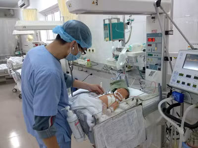 Cứu sống trẻ có nhiều nội tạng chui lên lồng ngực