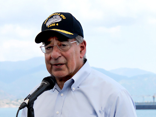 Bộ trưởng Quốc phòng Mỹ Leon Panetta trên vịnh Cam Ranh