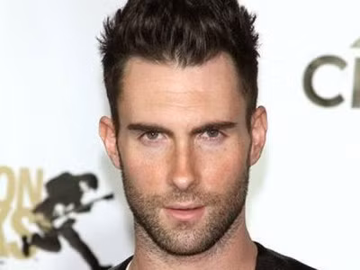 HLV điển trai The Voice Mỹ bất ngờ đính hôn