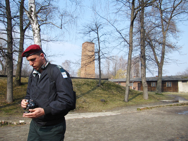 Một trong rất nhiều những người lính Israel đến thăm di tích Auschwitz Ảnh: Thu Tâm - Hoài Anh