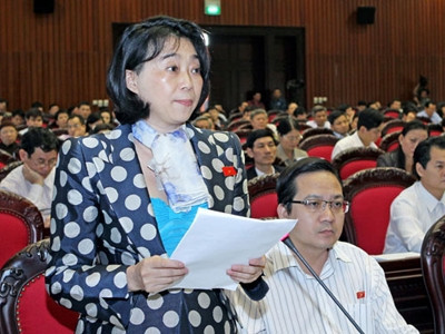 Đọc tờ trình đề nghị bãi nhiệm đại biểu Hoàng Yến