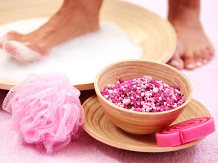 Điều trị gót chân nứt nẻ mùa hanh