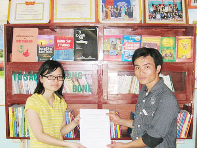 Đặng Thị Hơn trong 1 lần bàn giao tủ sách tại địa phương