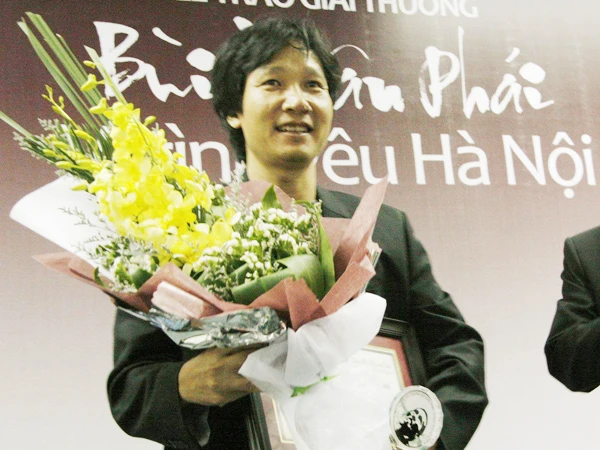 Tác giả Những hóa thạch sống nhận giải Bùi Xuân Phái - Vì tình yêu Hà Nội. Ảnh: Đức Thịnh