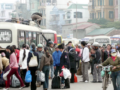 'Sốt' vé tàu, xe, máy bay dịp 30-4