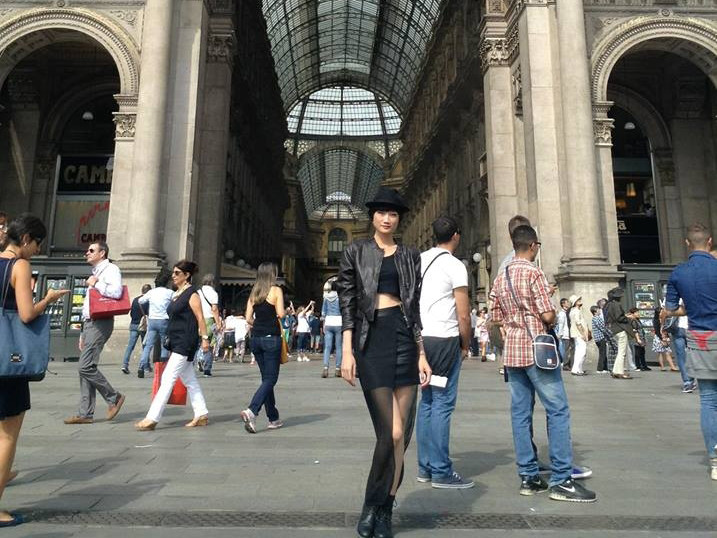 Kha Mỹ Vân mặc 'crop-top' gợi cảm du ngoạn châu Âu