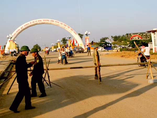 Đua xe địa hình chặt chém khán giả