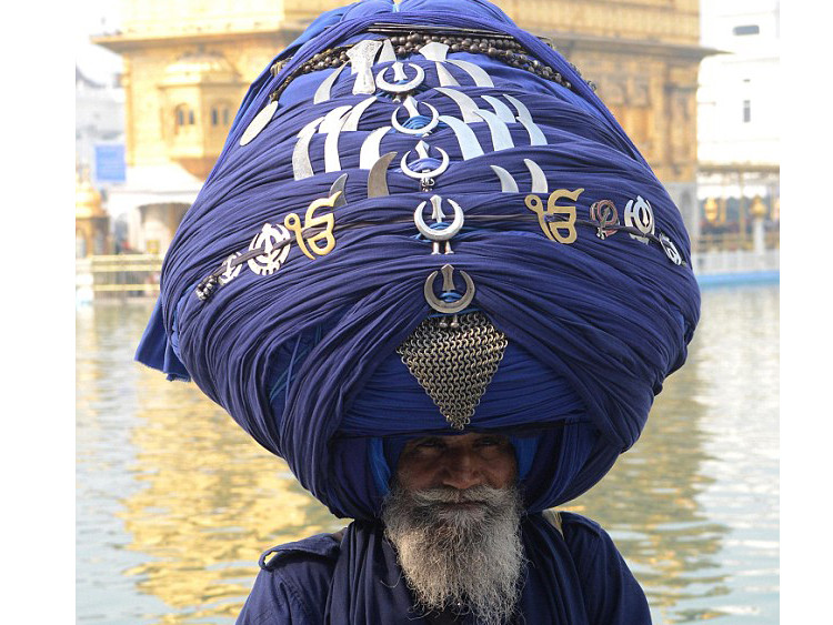 Kì lạ chiếc khăn quấn đầu dài 300 mét