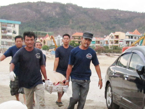 Đưa xác Chỉ huy trưởng công trường kỹ sư Lê Văn Chương đi khám nghiệm pháp y