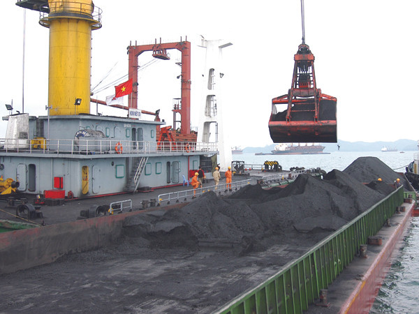 Chuyển than lên tàu xuất khẩu tại Cty kho vận Cẩm Phả Ảnh: Phong Cầm