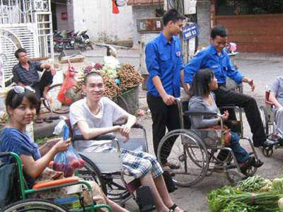 Quỳnh Hoa (bìa trái) trong một hoạt động xã hội