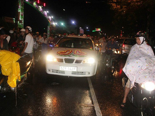 Sài Gòn ngập lụt, cô dâu chú rể thuê xe ôm đến lễ cưới