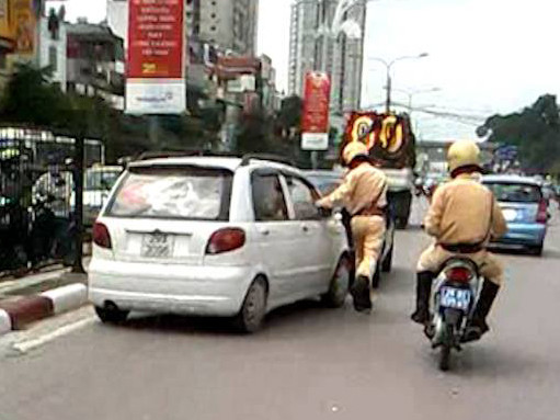 'Xe điên' lạng lách trốn chạy, đâm CSGT