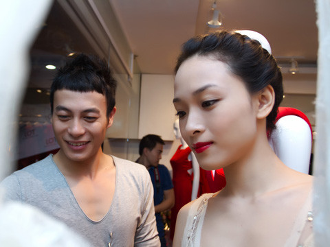 Ba hoa hậu mừng Trương Thanh Long mở shop