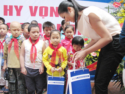 Hoa hậu, ca sĩ làm cô giáo