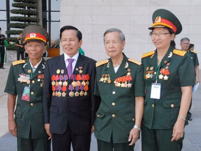 Anh hùng Lao động Lê Văn Kiểm ( thứ 2 từ trái sang) cùng các Anh hùng lực lượng vũ trang về dự Đại lễ 1.000 năm Thăng Long - Hà Nội