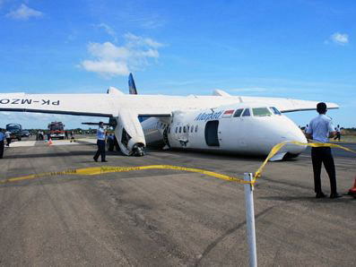 Chiếc máy bay vỡ đôi khi hạ cánh