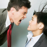 Nhân viên 'choảng' sếp vì bị nợ lương