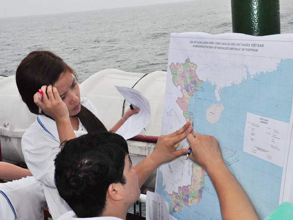 Bạn trẻ cùng xác định hải trình trên bản đồ